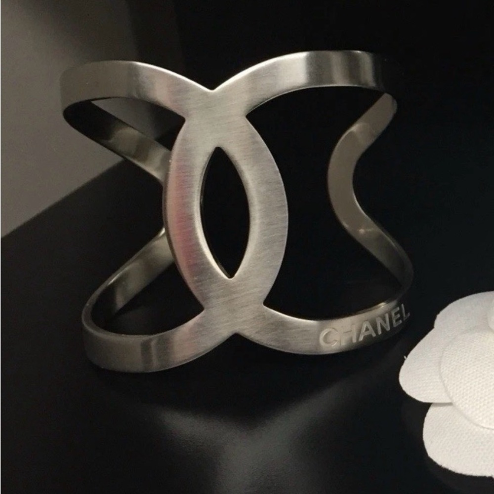 CHANEL interlocking CC Silver tone Metal Open Cuff Bracelet + dust bag - Picture 4 of 9